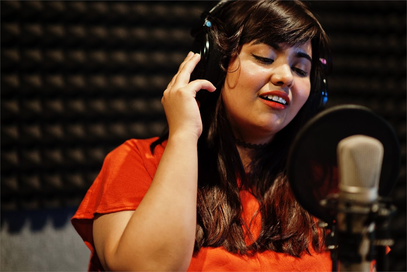 Creadora grabando contenido con micrófono